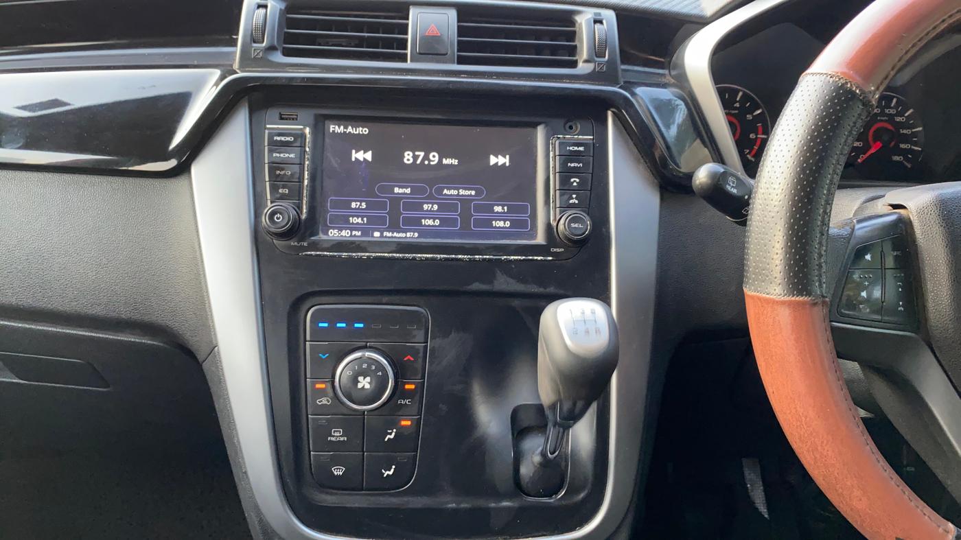 2018 Mahindra KUV 100 NXT K8 P 6 STR DUAL TONE, Petrol, Manual, 92,600 km, Air Conditioner