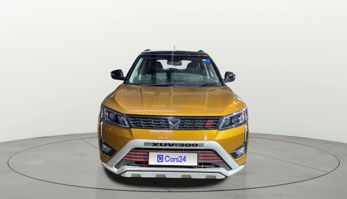2023 Mahindra XUV300 W8(O) 1.2 PETROL DUAL TONE, Petrol, Manual, 58,758 km, Front