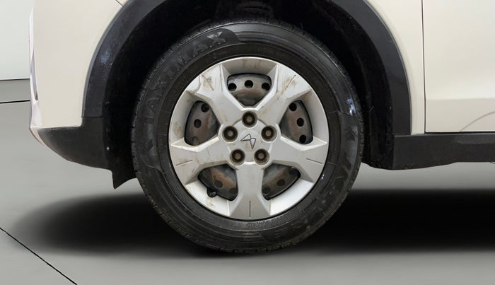 2022 Mahindra XUV300 W6 1.2 PETROL AMT, Petrol, Automatic, 89,973 km, Left Front Wheel