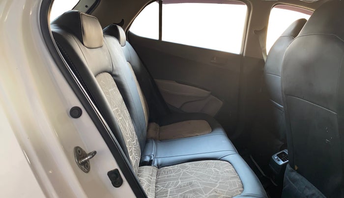 2014 Hyundai Grand i10 MAGNA 1.2 KAPPA VTVT, CNG, Manual, 1,30,977 km, Right Side Rear Door Cabin