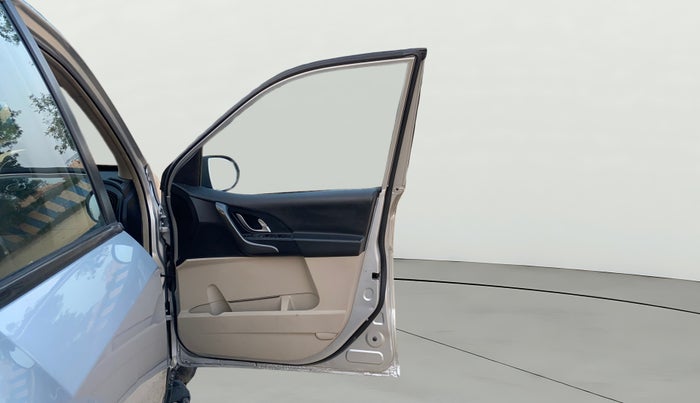 2017 Mahindra XUV500 W6, Diesel, Manual, 1,18,431 km, RHS Front Door