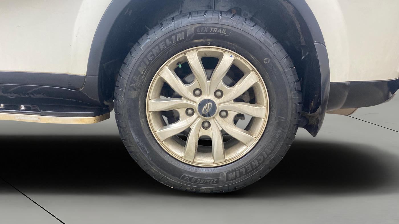 2020 Mahindra XUV500 W9 AT, Diesel, Automatic, 1,21,434 km, Left Rear Wheel