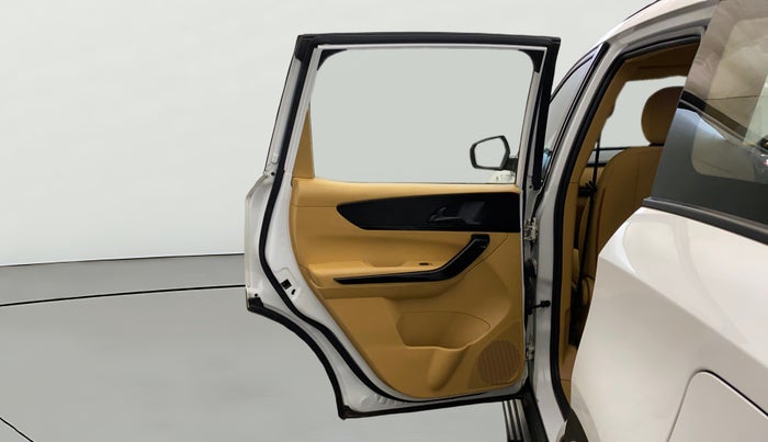 2021 Mahindra XUV700 AX 3 P MT 5 STR, Petrol, Manual, 15,831 km, LHS Rear Door