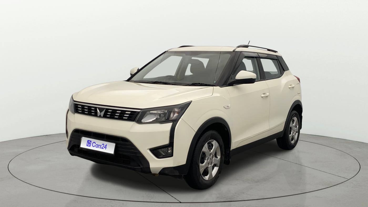 2023 Mahindra XUV300 W6 1.2 PETROL AMT, Petrol, Automatic, 33,518 km, Left Front Diagonal