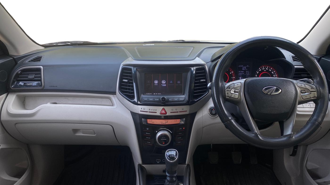 2021 Mahindra XUV300 W8 (O) 1.2 PETROL, Petrol, Manual, 90 km, Dashboard