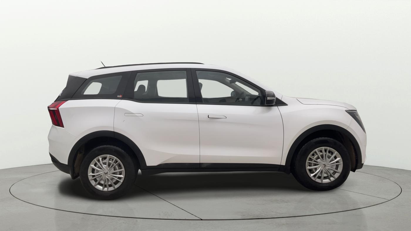 2023 Mahindra XUV700 MX P MT 5 STR, Petrol, Manual, 23,750 km, Right Side View