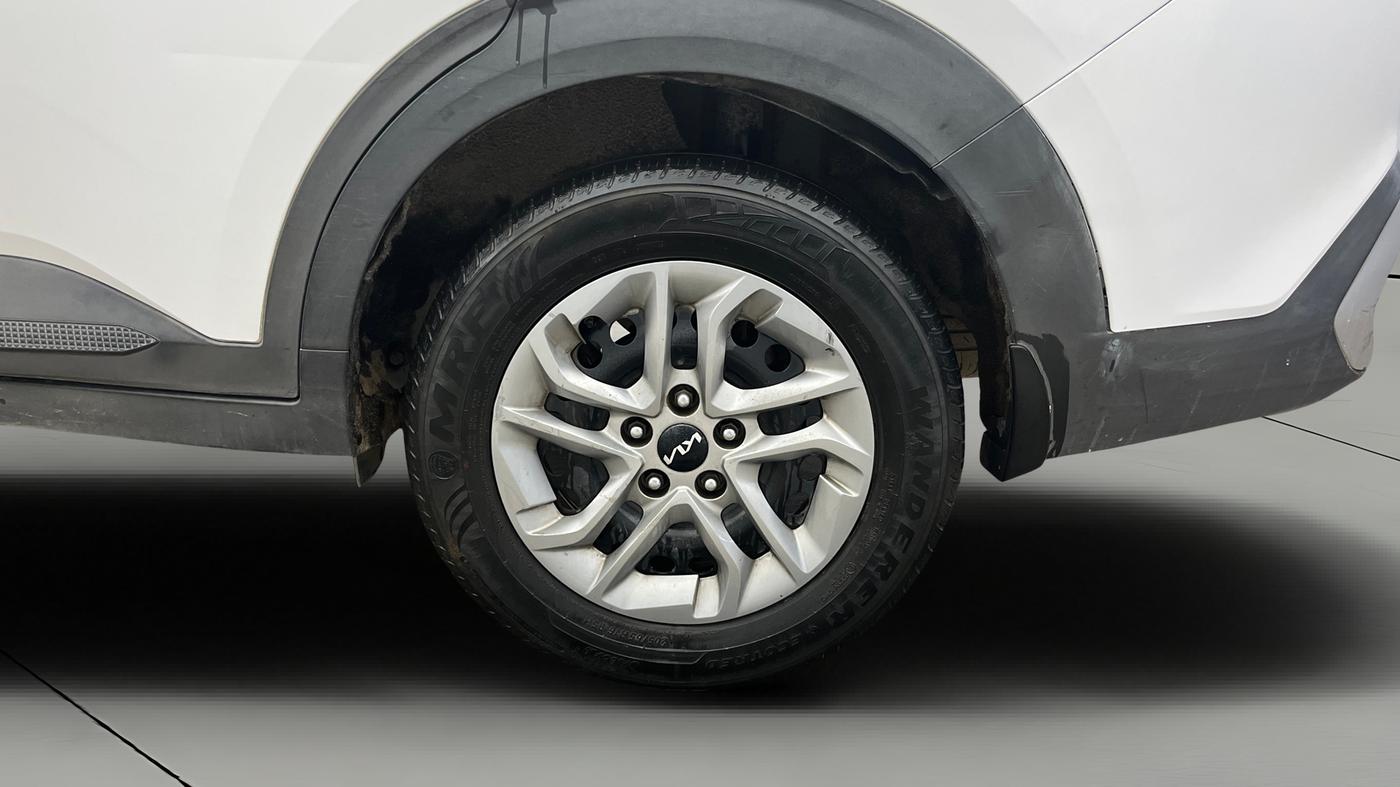 2022 KIA CARENS PRESTIGE 1.4 PETROL 7 STR, Petrol, Manual, 41,861 km, Left Rear Wheel
