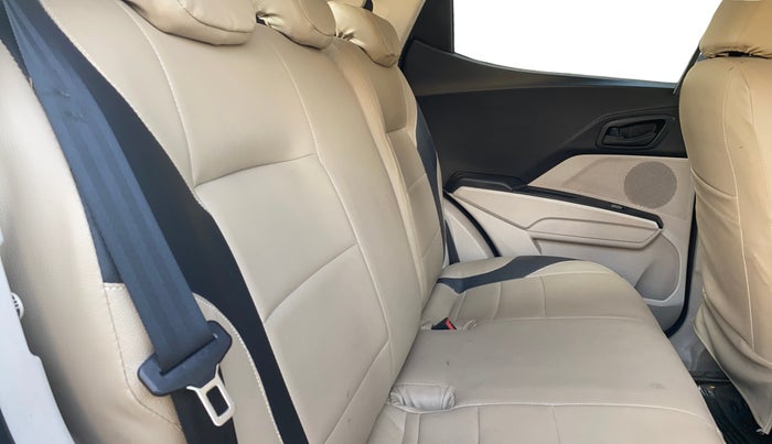 2020 Mahindra XUV300 W6 1.2 PETROL, Petrol, Manual, 95,633 km, Right Side Rear Door Cabin