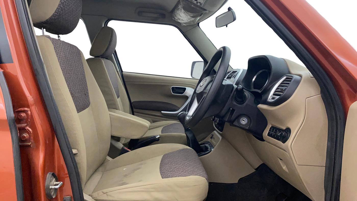 2016 Mahindra TUV300 T8, Diesel, Manual, 76,139 km, Right Side Front Door Cabin