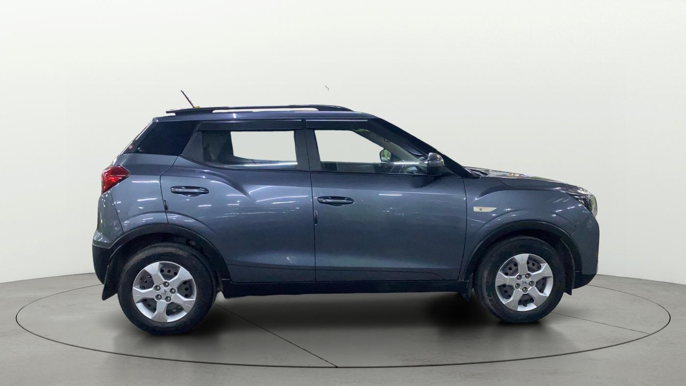 2023 Mahindra XUV300 W6 1.2 PETROL, Petrol, Manual, 41,020 km, Right Side View