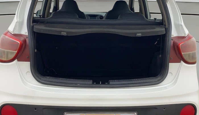 2017 Hyundai Grand i10 SPORTZ 1.2 KAPPA VTVT, Petrol, Manual, 1,04,654 km, Boot Open Zoomed View