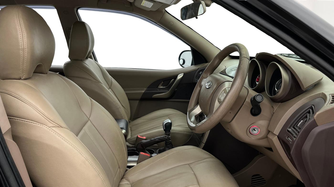 2014 Mahindra XUV500 W6, Diesel, Manual, 78,018 km, Right Side Front Door Cabin