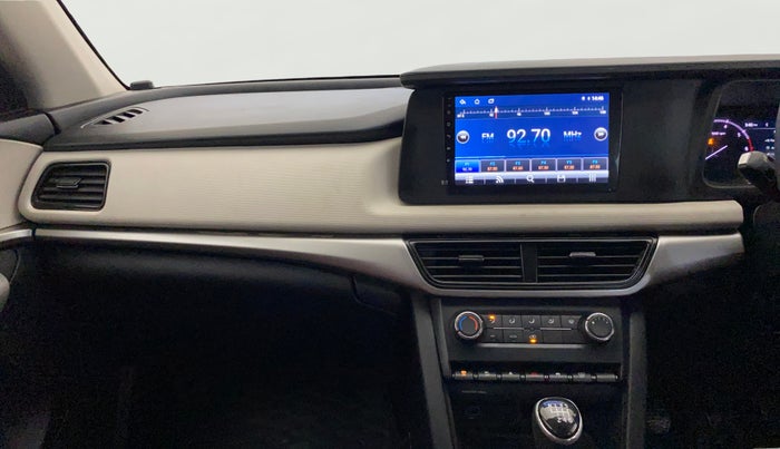 2023 Mahindra XUV700 MX P MT 5 STR, Petrol, Manual, 37,993 km, Air Conditioner