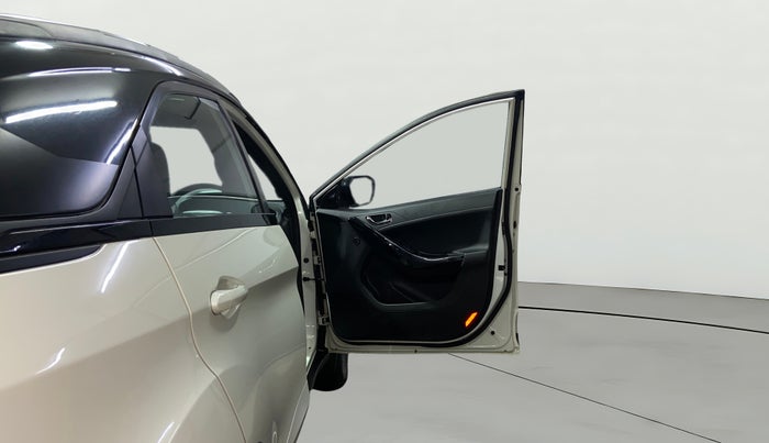 2024 Tata NEXON FEARLESS + SUNROOF AMT DUAL TONE 1.5 DIESEL, Diesel, Automatic, 39,493 km, RHS Front Door