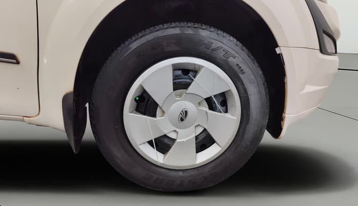 2016 Mahindra XUV500 W4, Diesel, Manual, 1,11,033 km, Right Front Wheel