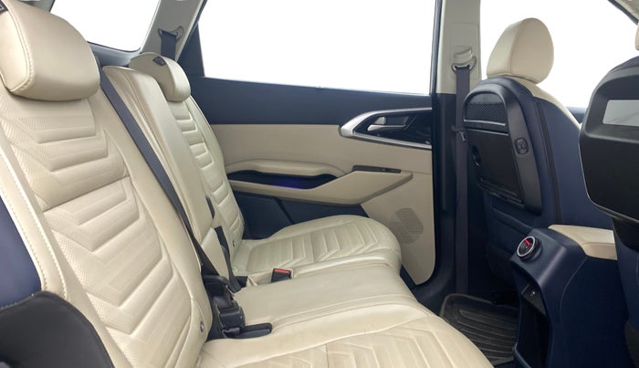 2023 KIA CARENS LUXURY 1.5 TURBO PETROL IMT 7 STR, Petrol, Manual, 29,644 km, Right Side Rear Door Cabin