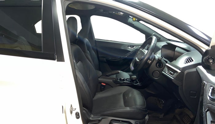 2024 Tata NEXON FEARLESS + SUNROOF AMT DUAL TONE 1.5 DIESEL, Diesel, Automatic, 39,493 km, Right Side Front Door Cabin