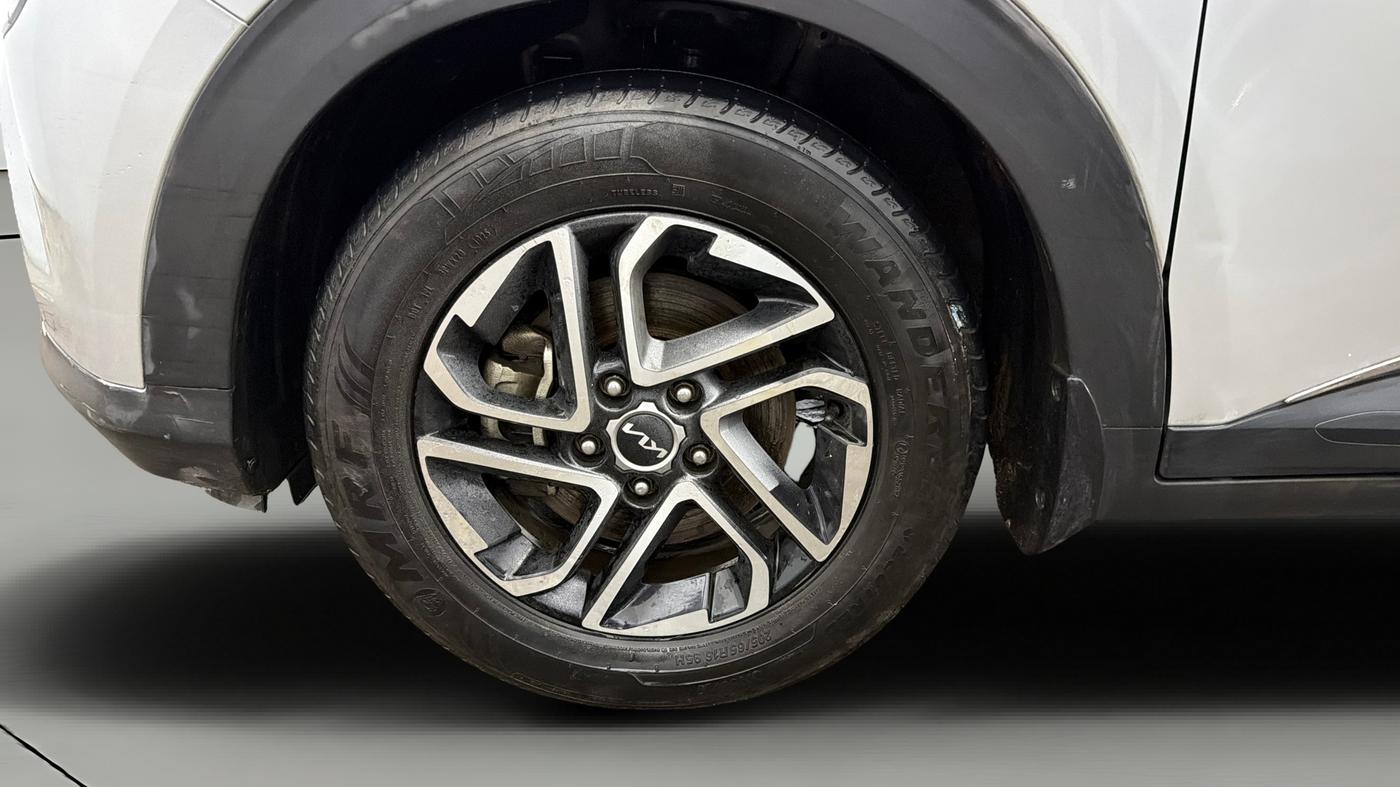 2022 KIA CARENS PRESTIGE PLUS 1.5 DIESEL 7 STR, Diesel, Manual, 1,08,459 km, Left Front Wheel