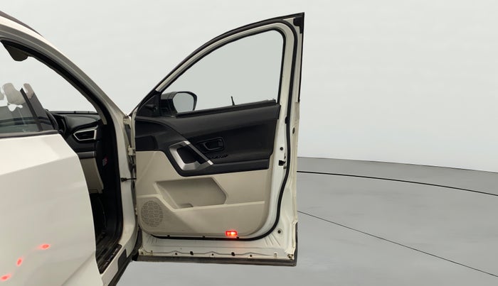 2022 Tata Safari XM SUNROOF, Diesel, Manual, 45,578 km, RHS Front Door