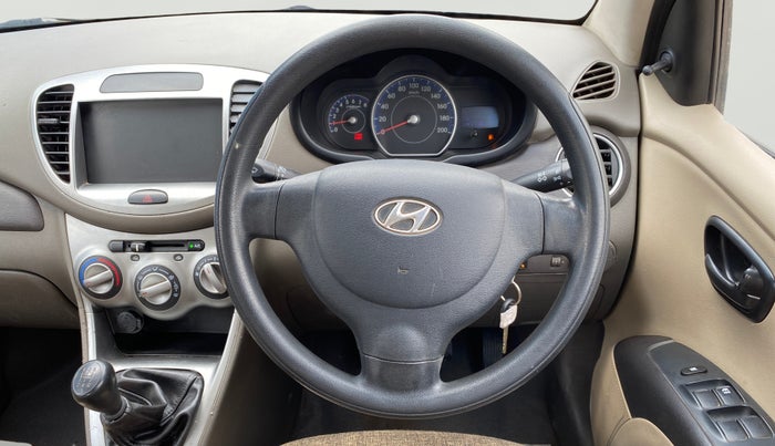 2016 Hyundai i10 MAGNA 1.1, CNG, Manual, 1,47,098 km, Steering Wheel Close Up