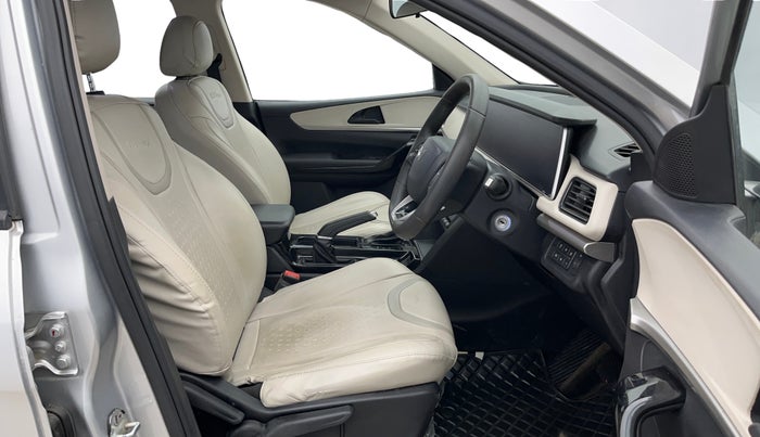 2022 Mahindra XUV700 AX 5 D AT 7 STR, Diesel, Automatic, 65,725 km, Right Side Front Door Cabin