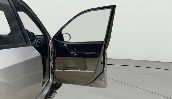 2017 Mahindra XUV500 W6, Diesel, Manual, 94,851 km, RHS Front Door