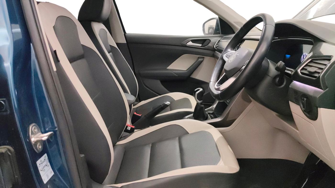 2023 Volkswagen TAIGUN TOPLINE 1.0 TSI MT, Petrol, Manual, 24,707 km, Right Side Front Door Cabin