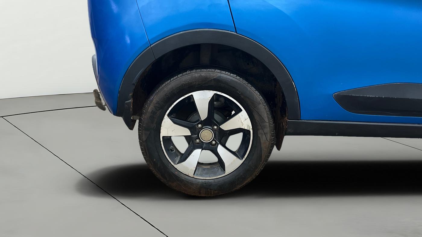 2018 Tata NEXON XZ PLUS PETROL DUAL TONE, Petrol, Manual, 39,979 km, Right Rear Wheel