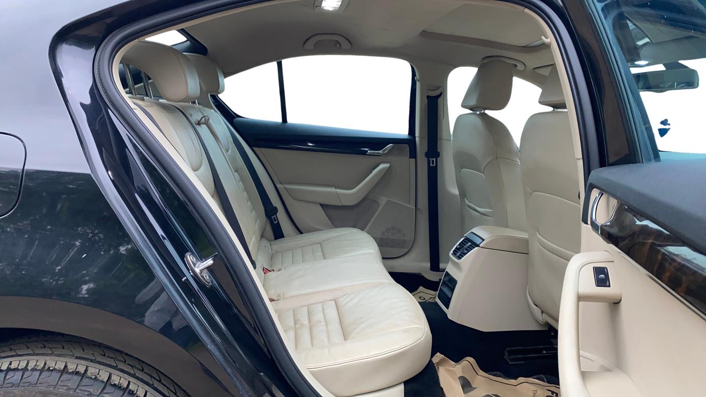 2014 Skoda Octavia ELEGANCE 1.8 TSI AT, Petrol, Automatic, 89,206 km, Right Side Rear Door Cabin