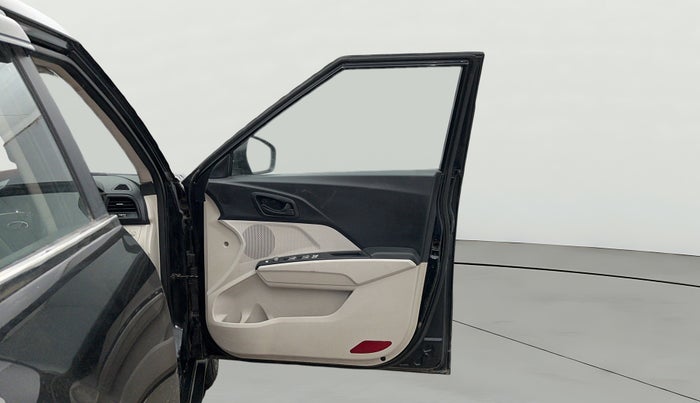 2021 Mahindra XUV300 W6 1.2 PETROL, Petrol, Manual, 1,18,148 km, RHS Front Door