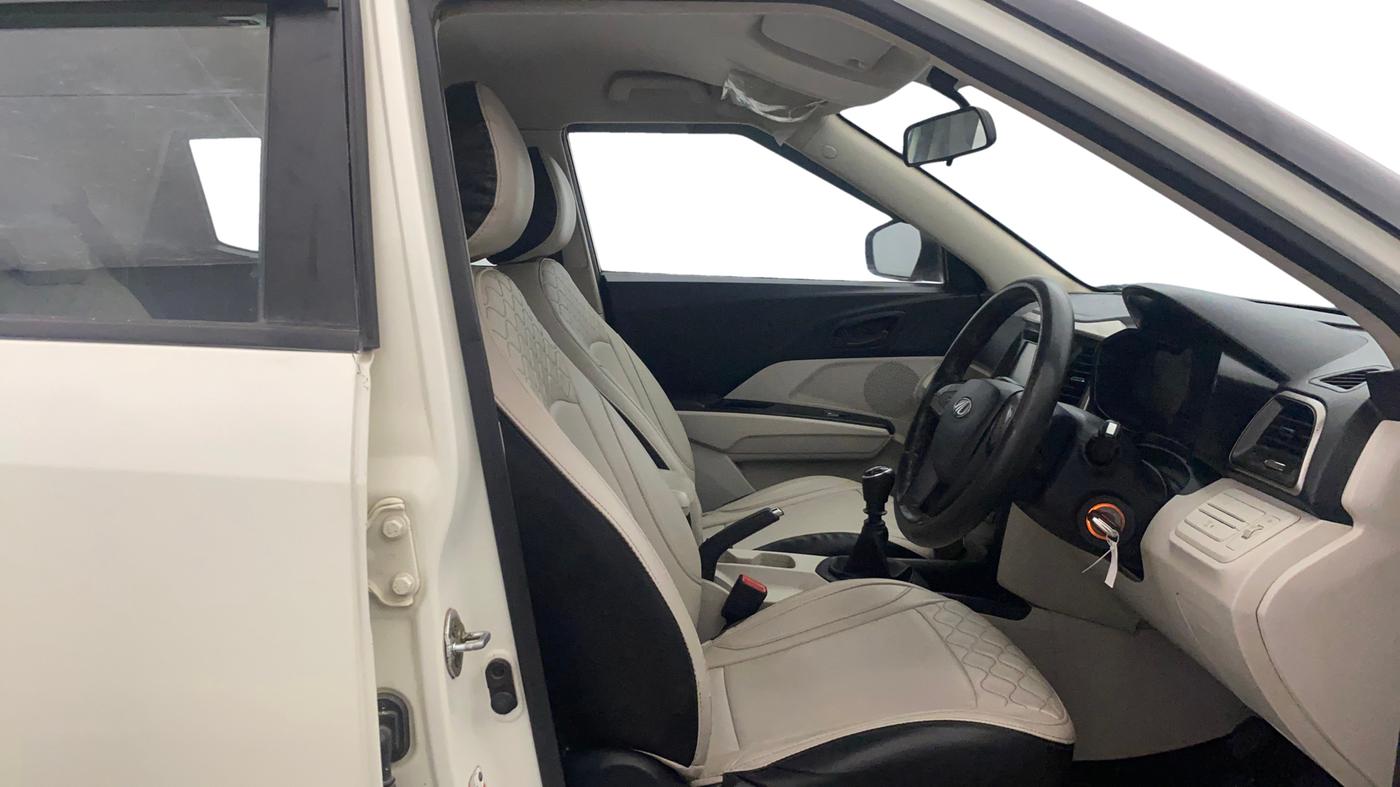 2020 Mahindra XUV300 W6 1.2 PETROL, Petrol, Manual, 1,23,203 km, Right Side Front Door Cabin