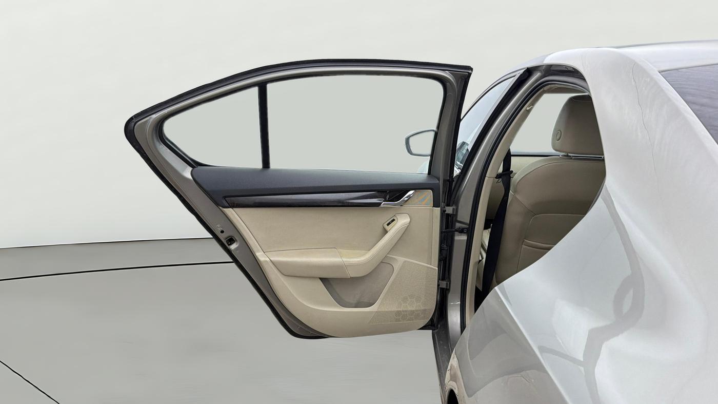 2016 Skoda Octavia STYLE PLUS AT 1.8 TSI, Petrol, Automatic, 99,869 km, LHS Rear Door