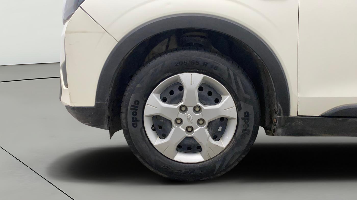 2020 Mahindra XUV300 W6 1.2 PETROL, Petrol, Manual, 15,386 km, Left Front Wheel