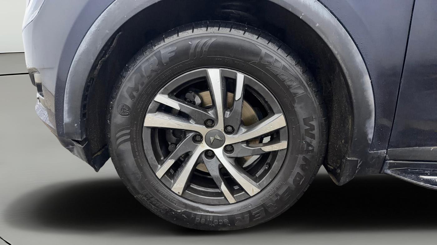 2022 Mahindra XUV700 AX 5 D AT 5 STR, Diesel, Automatic, 50,005 km, Left Front Wheel