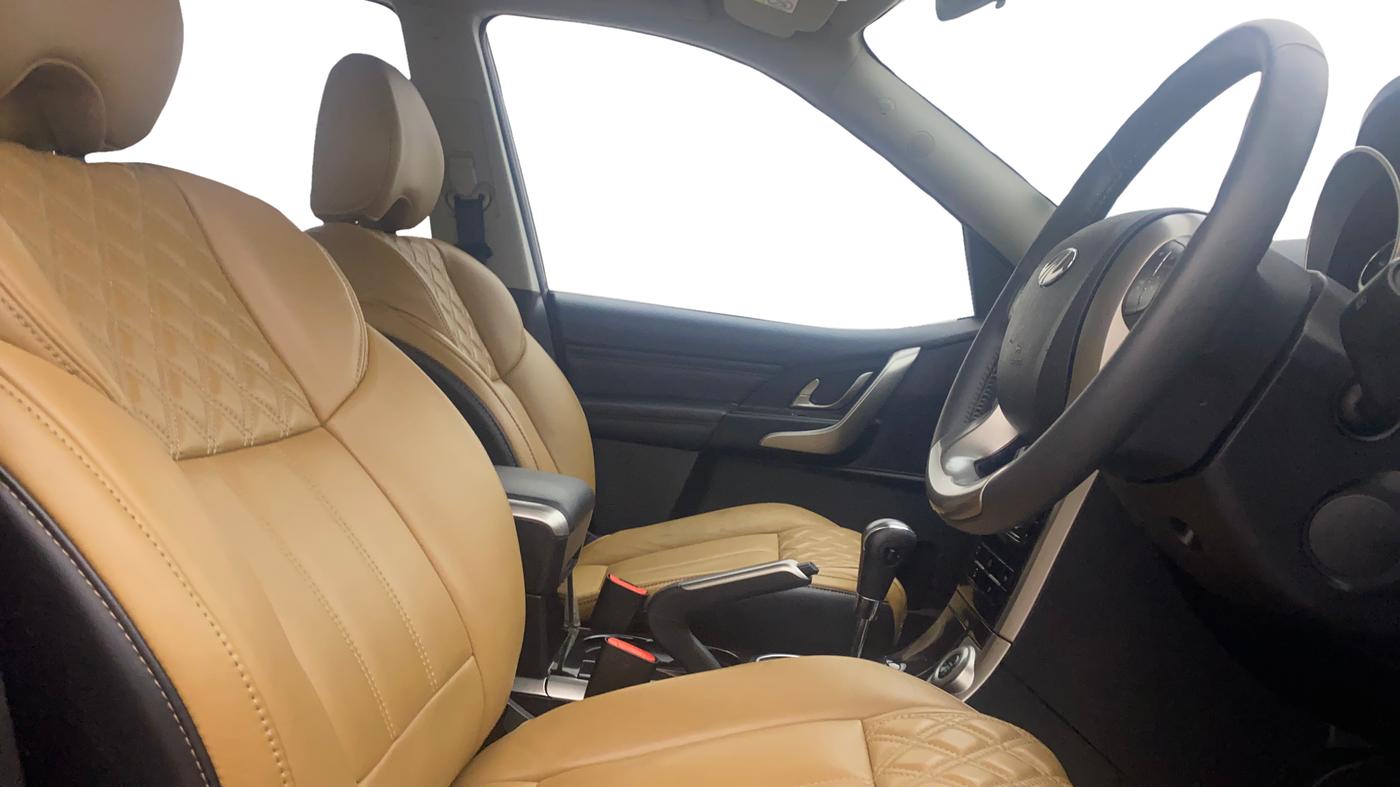 2018 Mahindra XUV500 W11 (O) AT, Diesel, Automatic, 24,675 km, Right Side Front Door Cabin