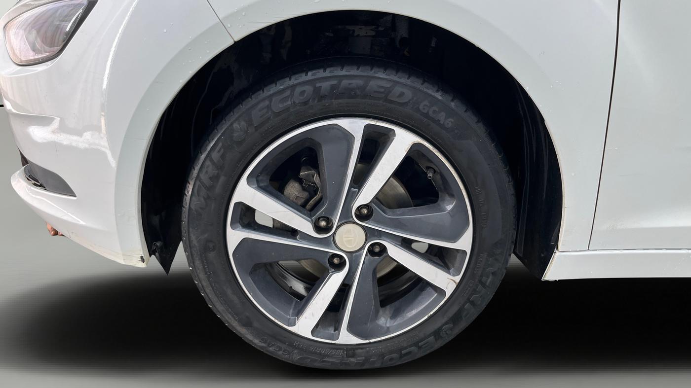 2023 Tata ALTROZ XZA, Petrol, Automatic, 50,540 km, Left Front Wheel