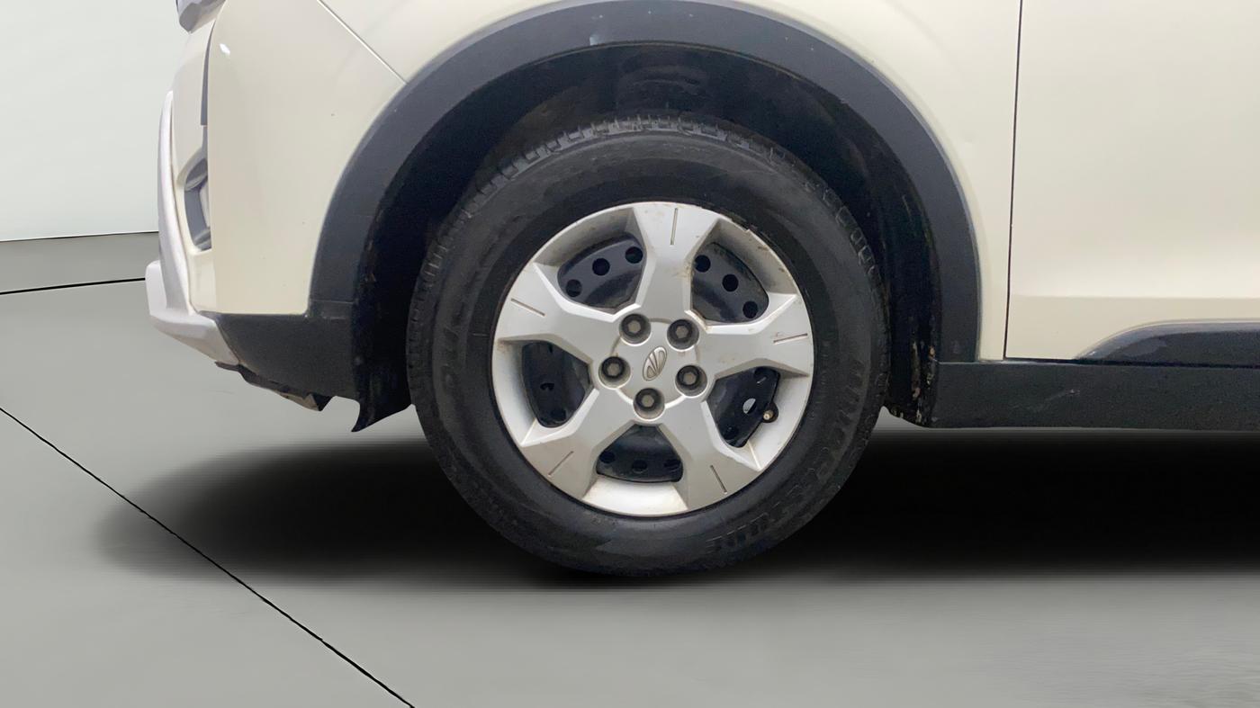 2020 Mahindra XUV300 W6 1.2 PETROL, Petrol, Manual, 1,23,203 km, Left Front Wheel