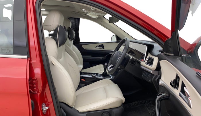 2023 Mahindra XUV700 AX 7 LUXURY D MT 7 STR, Diesel, Manual, 16,953 km, Right Side Front Door Cabin