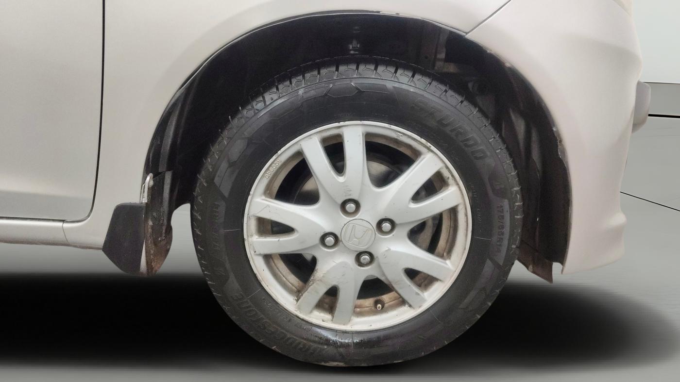2015 Honda Brio VX AT, Petrol, Automatic, 1,06,401 km, Right Front Wheel