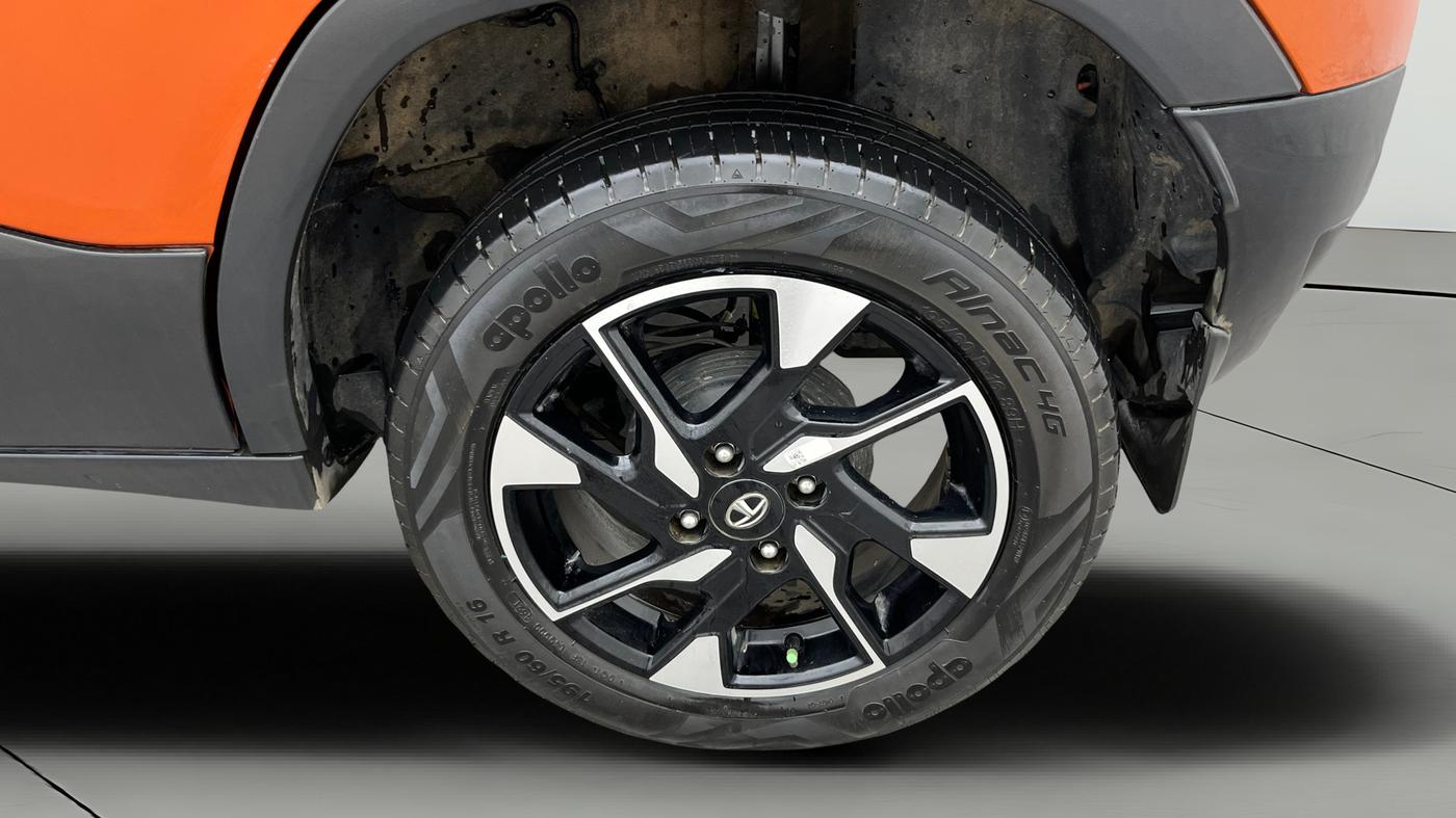2021 Tata PUNCH CREATIVE AMT 1.2 RTN DUAL TONE, Petrol, Automatic, 15,752 km, Left Rear Wheel