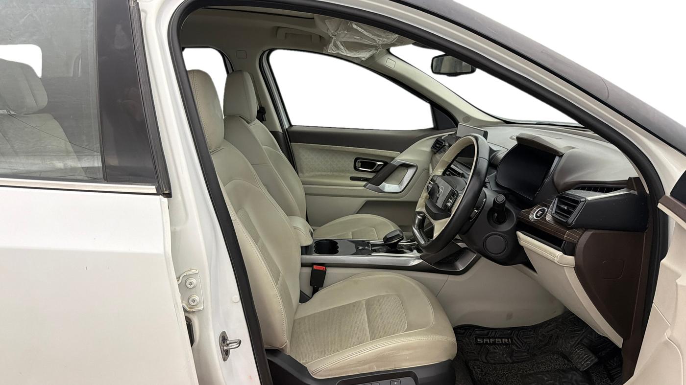 2024 Tata Safari Accomplished Plus, Diesel, Manual, 35,452 km, Right Side Front Door Cabin