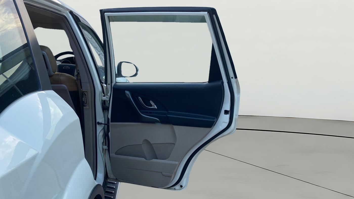 2017 Mahindra XUV500 G AT, Petrol, Automatic, 16,703 km, RHS Rear Door