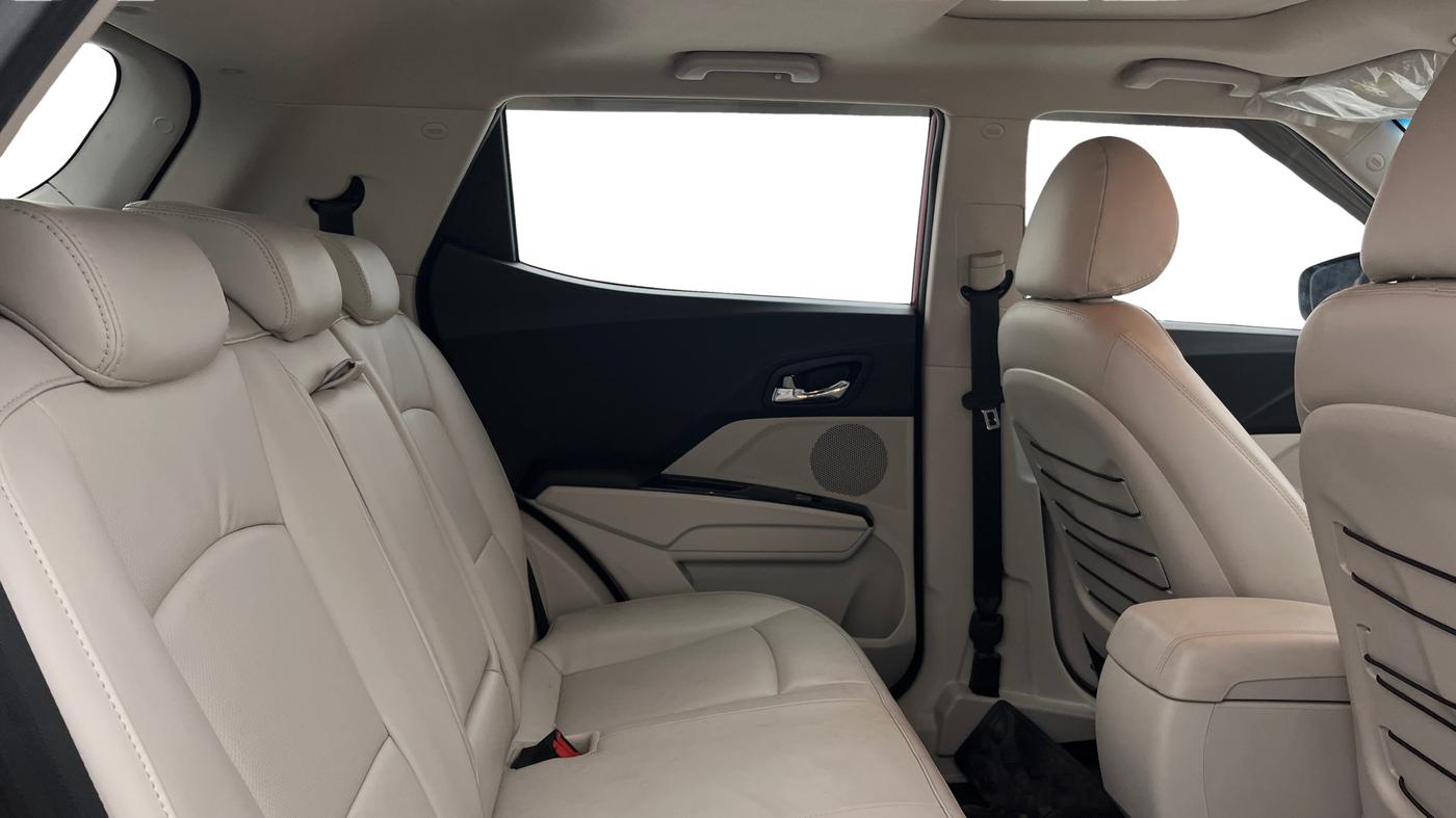 2022 Mahindra XUV300 W8 (O) 1.2 PETROL AMT, Petrol, Automatic, 25,034 km, Right Side Rear Door Cabin