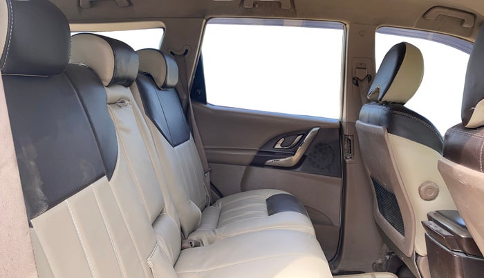 2015 Mahindra XUV500 W8, Diesel, Manual, 81,458 km, Right Side Rear Door Cabin