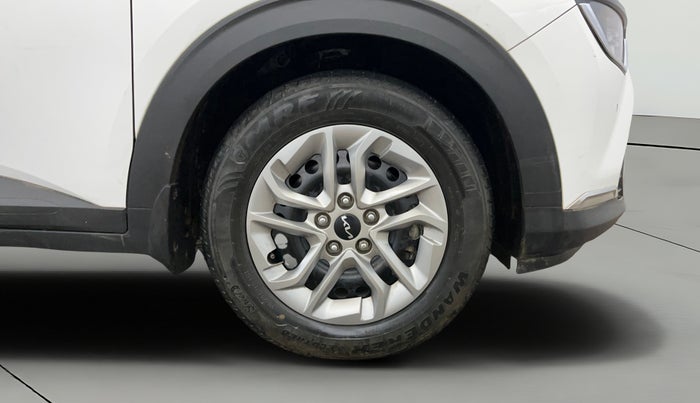 2023 KIA CARENS PRESTIGE PLUS 1.5 PETROL IMT 7 STR, Petrol, Manual, 18,306 km, Right Front Wheel