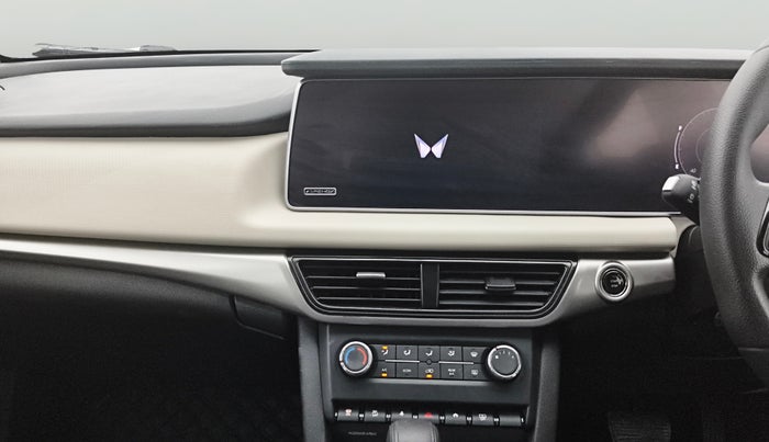 2024 Mahindra XUV700 AX5 Petrol AT 7 STR, Petrol, Automatic, 10,524 km, Air Conditioner