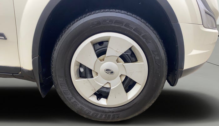 2015 Mahindra XUV500 W6, Diesel, Manual, 1,24,192 km, Right Front Wheel