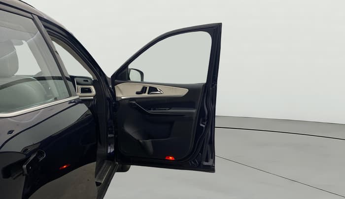 2023 Mahindra XUV700 AX 7 P MT 7 STR, Petrol, Manual, 98,646 km, RHS Front Door