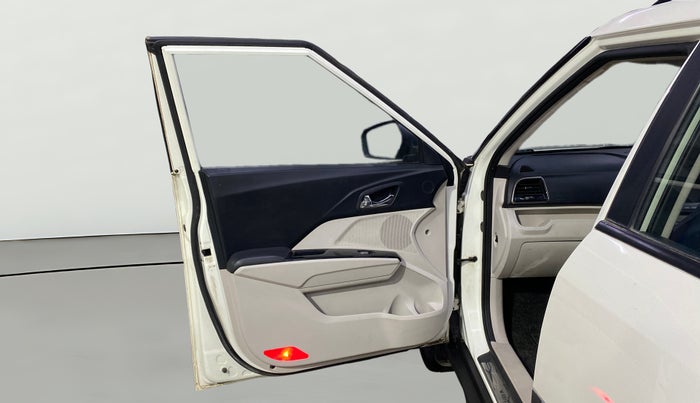 2020 Mahindra XUV300 W8 (O) 1.2 PETROL, Petrol, Manual, 28,357 km, LHS Front Door