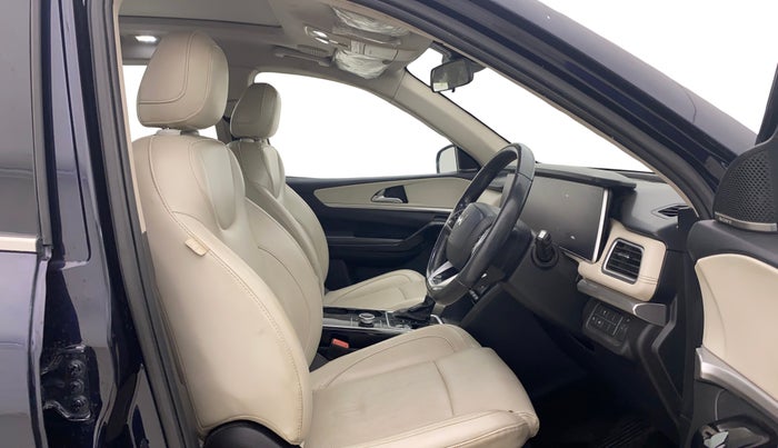 2023 Mahindra XUV700 AX 7 D AT 7 STR, Diesel, Automatic, 87,623 km, Right Side Front Door Cabin